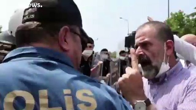 شاهد.. اشتباكات بين الشرطة التركية ومتظاهرين موالين للأكراد مع بدء المسيرات نحو أنقرة