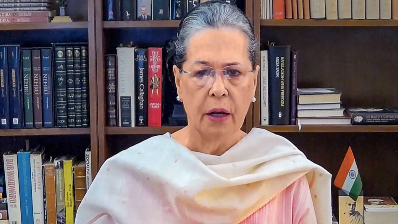 Sonia Gandhi hits out at Modi over increased fu...