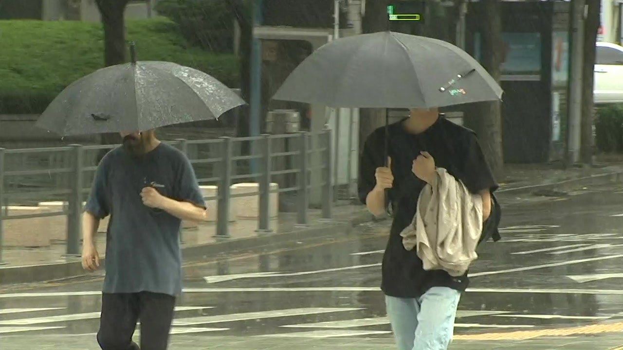 [날씨] 구름 많고 남부 한때 소나기...밤부터 충청 이남 호우 / YTN