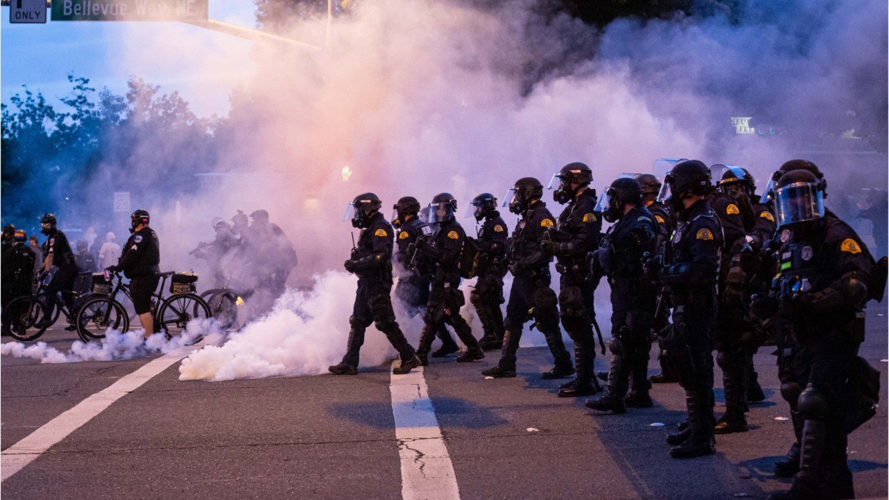 Fox News Shows Old Footage Of Protests, Claims It Is Current Footage