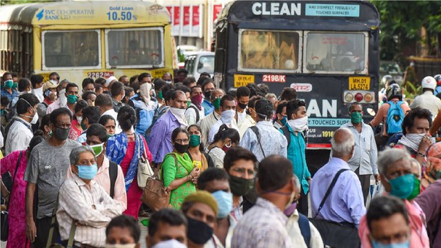 Defying social distancing, Mumbaikars flock to Marine Drive