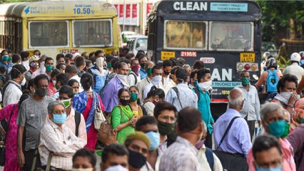 Download Video: Defying social distancing, Mumbaikars flock to Marine Drive