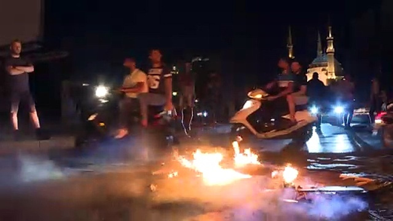 تظاهرات ضد السلطة في لبنان بعد انخفاض غير مسبوق...