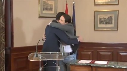 Tải video: Así fue el abrazo entre Pedro Sanchez y Pablo Iglesias tras las últimas elecciones