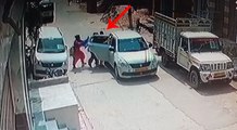मां को धक्का दे युवती का फिल्मी स्टाइल में किया अपहरण, CCTV में कैद हुई वारदात