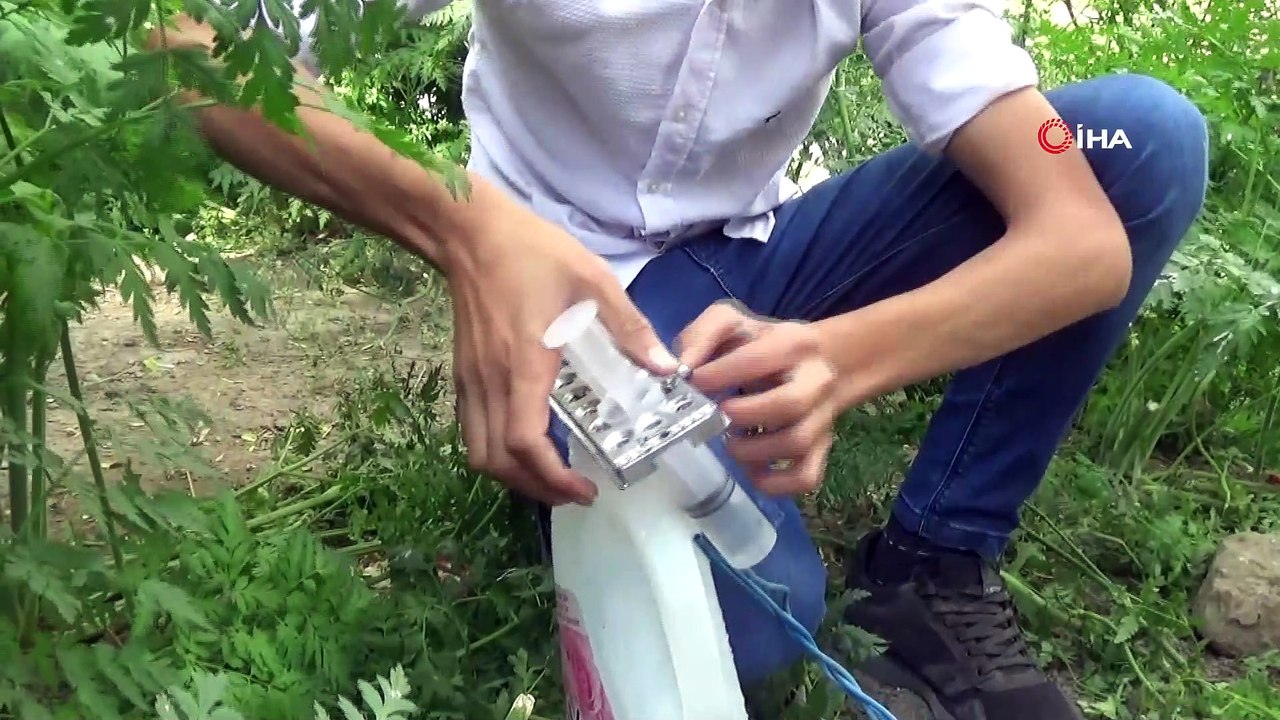 Yüksekovalı genç hurda malzemelerden oyuncak ekskavatör yaptı