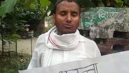 नगर पंचायत की कार्यशैली से आहत परिवार सहित धरने पर बैठा दिव्यांग