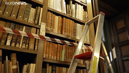 شاهد.. حتى الكتب تخضع للحجر كالبشر تماما