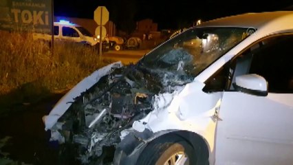 Bursa'da kamyonet ile hafif ticari aracın çarpışması sonucu 2 kişi yaralandı