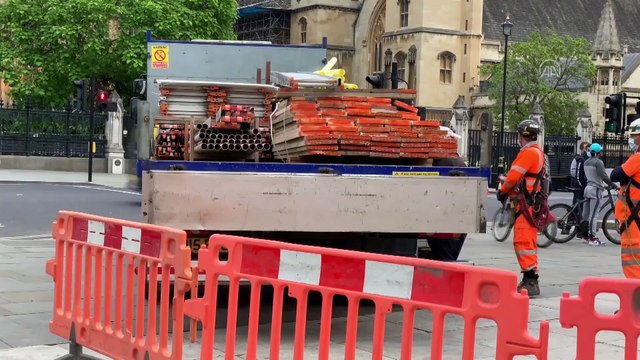 Irkçılık karşıtı yeni gösteriler öncesi Churchill'in heykeli korumaya alındı - LONDRA