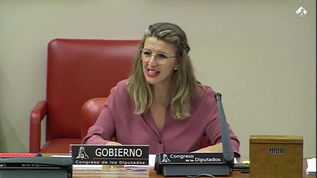 Yolanda Díaz, ministra de Trabajo, agradece a la banca su trabajo durante la pandemia.