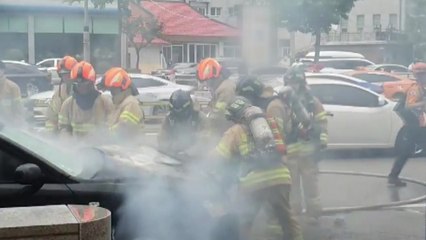 서울 양천향교역 부근 달리던 승용차에서 불...한때 정체 / YTN