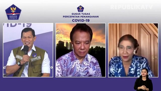 Seorang pekerja bandara melintas di samping Pesawat SUSI Air jenis Caravan C.208 B PK-VVR di Hangar Bandara Udara Sentani, Kab.Jayapura, Papua.