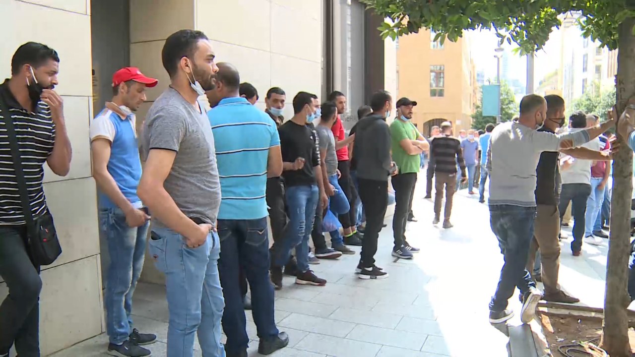 بسبب الأزمة الاقتصادية.. مساع لبنانية لتأمين العودة الطوعية للعمال العالقين