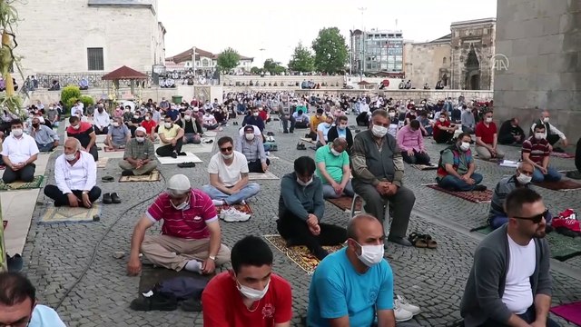 Cuma namazı salgın sonrası üçüncü kez kılındı - SİVAS