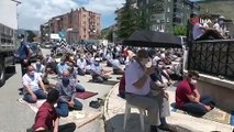 TOKAT'TA CUMA CEMAATİ CAMİYE SIĞMADI