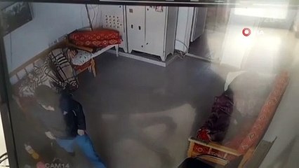 Su içmek için geldi, uyuyan görevlinin telefonu böyle çaldı