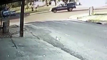 Veja: carro avança sobre calçada e atinge muro em colisão no XIV de Novembro