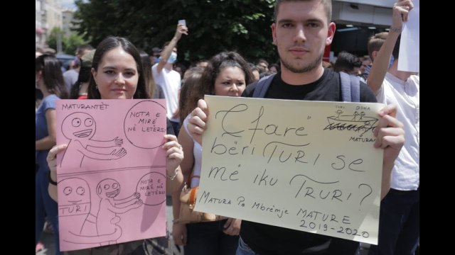 LIVE/ Maturantët në protestë tek Ministria e Arsimit