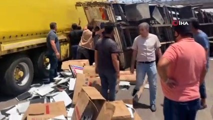 Yaralı sürücüye kartonla gölgelik yaptılar