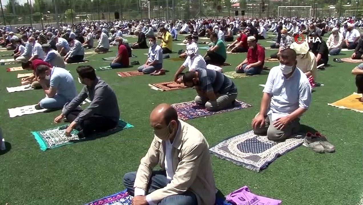 Elazığ’da futbol sahasında sosyal mesafeli Cuma namazı