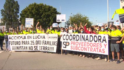 Descargar video: Unos 500 trabajadores de empresas auxiliares de Nissan rodean la planta de Zona Franca