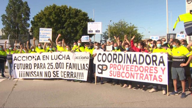 Unos 500 trabajadores de empresas auxiliares de Nissan rodean la planta de Zona Franca