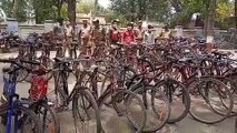 पुलिस ने पकड़ा अंतर्जनपदीय चोरो का गैंग, 33 साइकिल, मोबाइल व बाइक की बरामद