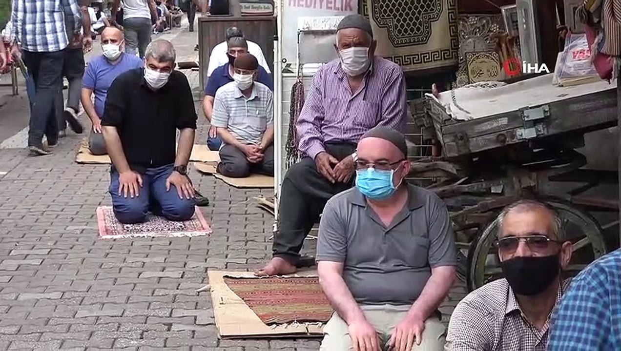 Sosyal mesafeli üçüncü cuma namazı kılındı