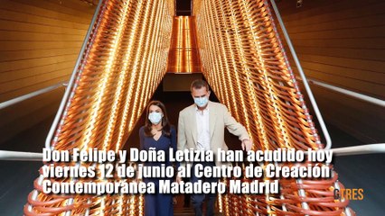 Los Reyes recuerdan a Pau Donés y a Rosa María Sardá en su visita al Matadero