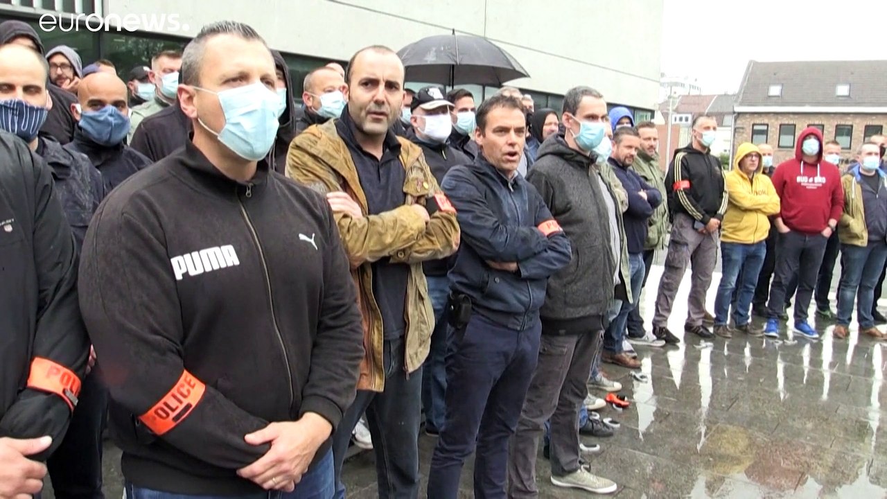 Streit um Polizeigewalt: Beamte legen Handschellen nieder