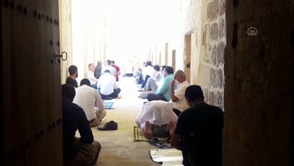 700 yıllık medresede sosyal mesafe ile cuma namazı kılındı - MARDİN