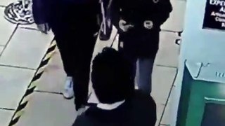 Funcionário de supermercado atira desinfectante para os olhos de uma criança