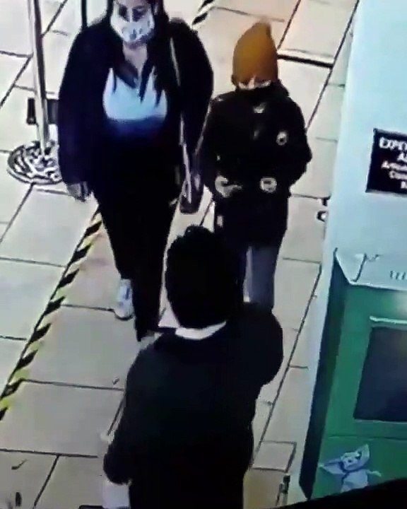 Funcionário de supermercado atira desinfectante para os olhos de uma criança