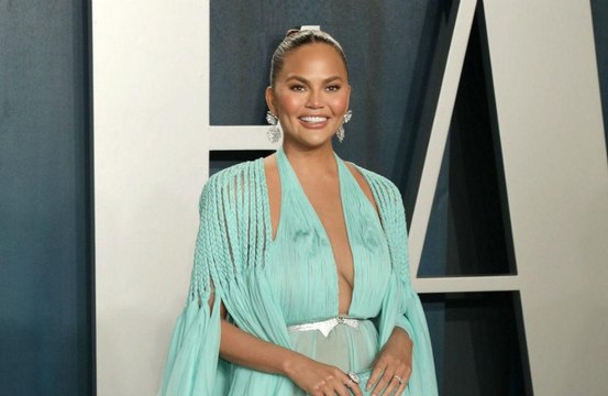 Chrissy Teigen a enlevé ses implants mammaires