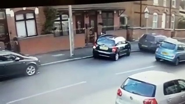 Une femme n'arrive pas à se garer et crée un carnage d'accidents