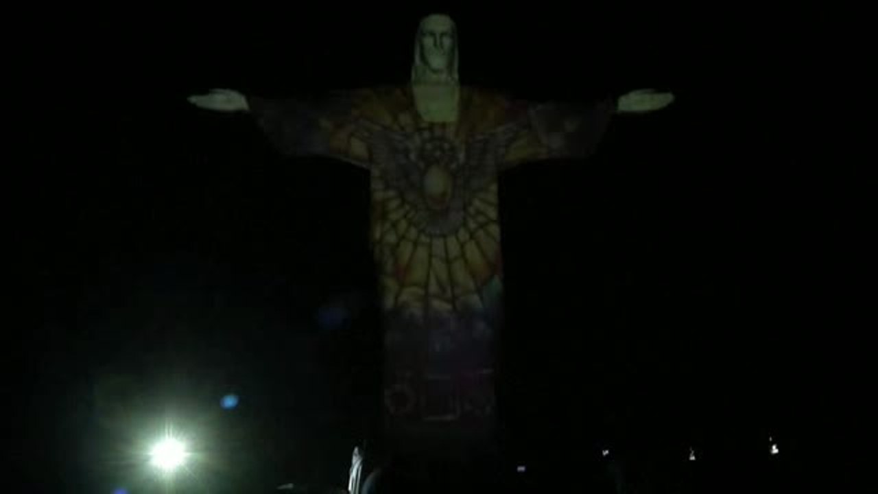 El Cristo Redentor se ilumina con alfombras florales para celebrar el Corpus Christi