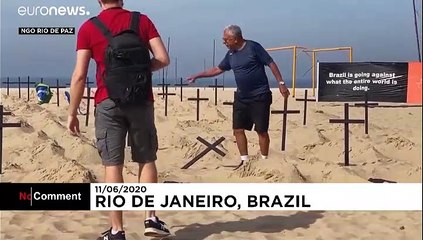 Brésil : des croix en hommage aux victimes du Covid-19 renversées