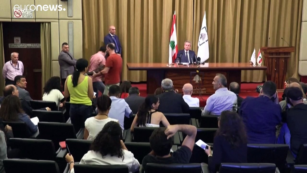 بعد اجتماع طارئ.. حكومة لبنان تقرر ضخّ الدولار  لخفض سعر الصرف وإنقاذ الليرة
