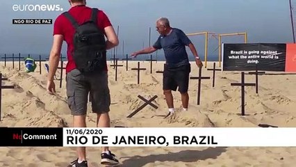 Kreuze an der Copacabana: Protest gegen Bolsonaros Corona-Politik