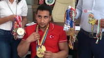 Adanalı iş adamı dünya şampiyonu milli sporcuya sponsor oldu