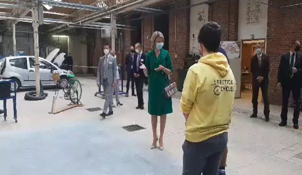 La reine visite l'atelier de réparation des vélos à Tournai