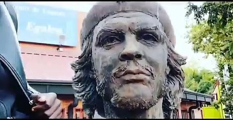 El ‘negro de Vox’ carga contra la estatua del homófobo y racista Ché Guevara