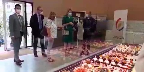 La reine visite le magasin de pâtisserie de l'Itma de Tournai