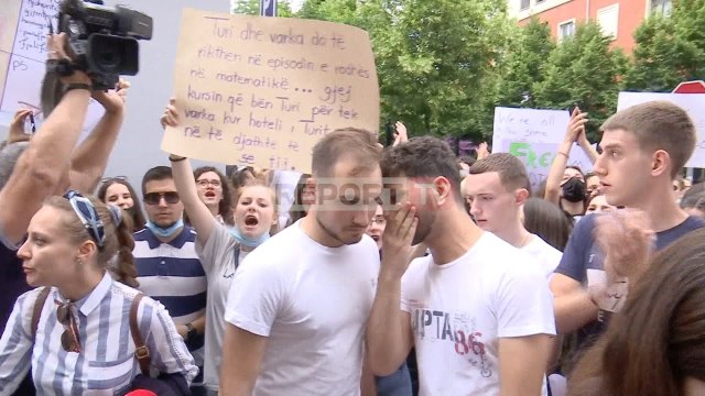 Maturantët (pa maska dhe pa ruajtur distancimin) protestë dhe vezë drejt ministrisë për testin!