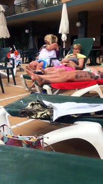 La blague qu'il fait à sa femme qui bronze est bien cruelle