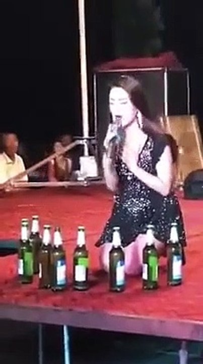 Cette chanteuse gère seule les effets pyrotechniques car elle n'a pas de budget... tellement drôle