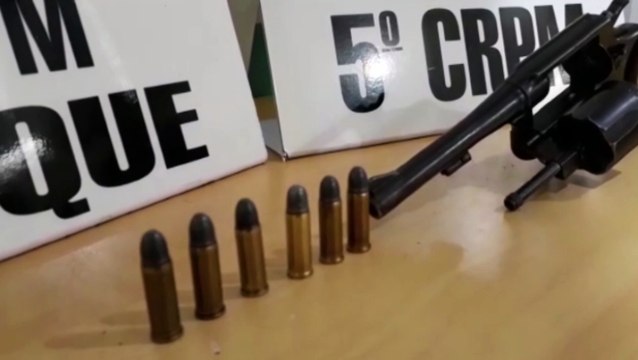 Homem é detido pelo Pelotão de Choque com arma de fogo