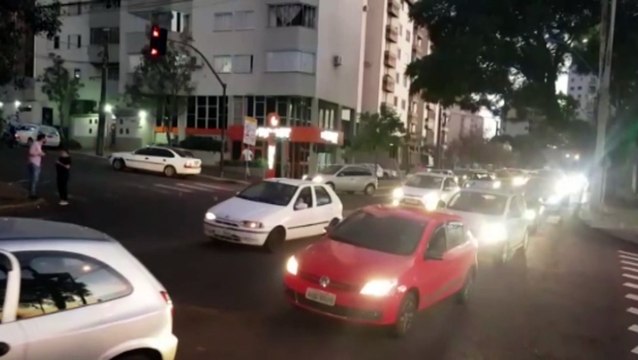 Carro e moto se envolvem em colisão na Rua Minas Gerais e jovem fica ferido