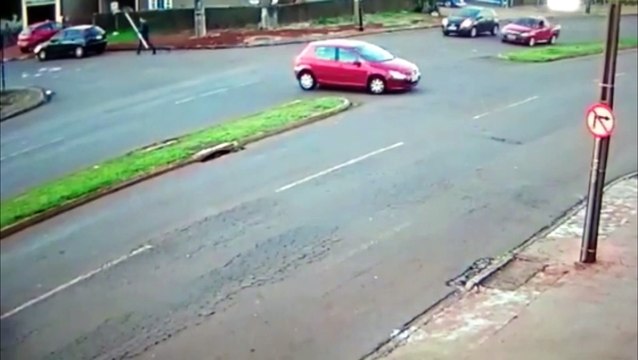 Câmera flagra colisão entre carros no Bairro Gramado; Espaço reduzido em canteiro pode 'provocado' acidente